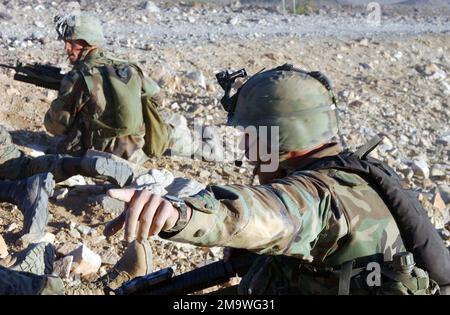 MARINES des US Marine Corps (USMC), die am Trainingskurs für Infanterieoffiziere teilnehmen, trainieren am Graben- und Granatenbereich 410A des Platoons, der sich im Marine Air Ground Combat Center in Twentynine Palms, Kalifornien (CA) befindet. Basis: Twentynine Palms Bundesstaat: Kalifornien (CA) Land: Vereinigte Staaten von Amerika (USA) Stockfoto