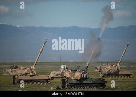 Das 148. Field Artillery Regiment der Idaho Army National Guard während der Live-Feuerfeldeinsätze im Orchard Combat Training Center. Das 1-148. Field Artillery Regiment unterstützt das Kampfteam der Kavallerie-Brigade 116. mit Artilleriefeldeinsatz. Die Einheiten mit Hauptsitz in Pocatello befinden sich in den Gemeinden Blackfoot, Burley, Preston, Pocatello, Rexburg und St. Anthony im Osten Idahos. Stockfoto