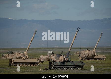 Das 148. Field Artillery Regiment der Idaho Army National Guard während der Live-Feuerfeldeinsätze im Orchard Combat Training Center. Das 1-148. Field Artillery Regiment unterstützt das Kampfteam der Kavallerie-Brigade 116. mit Artilleriefeldeinsatz. Die Einheiten mit Hauptsitz in Pocatello befinden sich in den Gemeinden Blackfoot, Burley, Preston, Pocatello, Rexburg und St. Anthony im Osten Idahos. Stockfoto