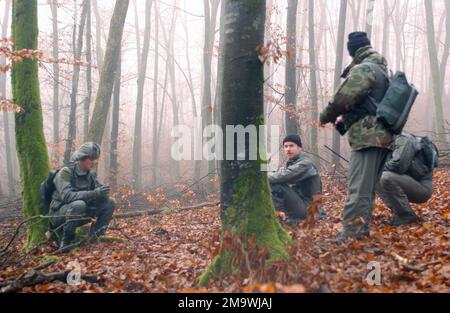 US Air Force (USAF) Fighter Pilots, die dem 52. Fighter Wing (FW) zugewiesen sind, nehmen an einer Kampfzertifizierungsübung Teil, die auf dem Luftwaffenstützpunkt Spangdahlem, Deutschland, stattfindet. Von links nach rechts abgebildet sind: Captain (CPT) Matt Glynn, CPT Jonathan Dowty, Major (MAJ) Lee Spechler und CPT Bryan Tash. Basis: Luftwaffenstützpunkt Spangdahlem Bundesstaat Rheinland-Pfalz Land: Deutschland / Deutschland (DEU) Stockfoto