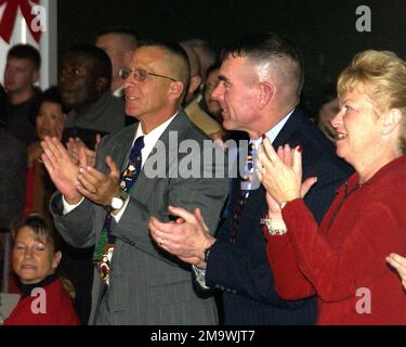 US Marine Corps (USMC) Brigadegeneral (BGEN) Joseph J. McMenamin (Standing Foreground Center), Befehlshaber General, Marine Corps Recruit Depot (MCRD) und Eastern Recruiting Region, Und USMC Sergeant Major (SGM) Ardnt, MCRD, Parris Island, gibt eine Runde Applaus nach einer Aufführung des United Service Organization (USO) weiblichen Stimmtrios der Liberty Belles beim General's Christmas Concert, das an Bord des MCRD Parris Island, South Carolina (SC) stattfindet. Basis: USMC Recruit Depot, Parris Island Bundesstaat: South Carolina (SC) Land: Vereinigte Staaten von Amerika (USA) Stockfoto