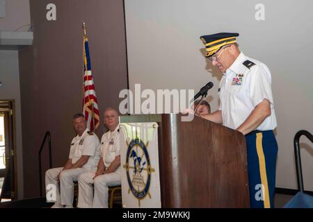 TOLLE SEEN, Illinois. (20. Mai 2022) Commander. John Carter, Naval Station Great Lakes Chaplain, hat eine Ruhestandszeremonie zu Ehren von mehr als 20 Jahren Dienst. Das 1911 eröffnete NSGL ist die größte Ausbildungseinrichtung der Marine und das einzige Boot Camp der Marine. Die Anlage befindet sich auf über 1600 Morgen Land mit Blick auf Lake Michigan und umfasst 1.153 Gebäude, davon 39 im National Register of Historic Places. NSGL unterstützt über 50 Mandantenbefehle und -Elemente sowie über 20.000 Seeleute, Marines, Soldaten und Zivilisten des Verteidigungsministeriums, die an der Anlage leben und arbeiten. Stockfoto