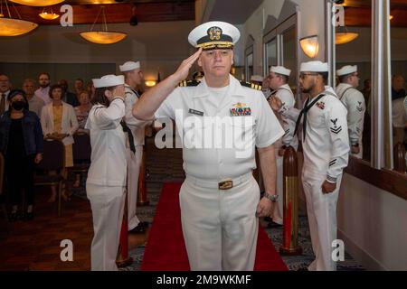 TOLLE SEEN, Illinois. (20. Mai 2022) Commander. John Carter, Naval Station Great Lakes Chaplain, hat eine Ruhestandszeremonie zu Ehren von mehr als 20 Jahren Dienst. Das 1911 eröffnete NSGL ist die größte Ausbildungseinrichtung der Marine und das einzige Boot Camp der Marine. Die Anlage befindet sich auf über 1600 Morgen Land mit Blick auf Lake Michigan und umfasst 1.153 Gebäude, davon 39 im National Register of Historic Places. NSGL unterstützt über 50 Mandantenbefehle und -Elemente sowie über 20.000 Seeleute, Marines, Soldaten und Zivilisten des Verteidigungsministeriums, die an der Anlage leben und arbeiten. Stockfoto