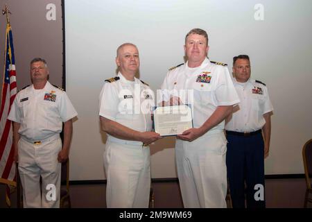 TOLLE SEEN, Illinois. (20. Mai 2022) Commander. John Carter, Naval Station Great Lakes Chaplain, hat eine Ruhestandszeremonie zu Ehren von mehr als 20 Jahren Dienst. Das 1911 eröffnete NSGL ist die größte Ausbildungseinrichtung der Marine und das einzige Boot Camp der Marine. Die Anlage befindet sich auf über 1600 Morgen Land mit Blick auf Lake Michigan und umfasst 1.153 Gebäude, davon 39 im National Register of Historic Places. NSGL unterstützt über 50 Mandantenbefehle und -Elemente sowie über 20.000 Seeleute, Marines, Soldaten und Zivilisten des Verteidigungsministeriums, die an der Anlage leben und arbeiten. Stockfoto