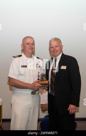 TOLLE SEEN, Illinois. (20. Mai 2022) Commander. John Carter, Naval Station Great Lakes Chaplain, hat eine Ruhestandszeremonie zu Ehren von mehr als 20 Jahren Dienst. Das 1911 eröffnete NSGL ist die größte Ausbildungseinrichtung der Marine und das einzige Boot Camp der Marine. Die Anlage befindet sich auf über 1600 Morgen Land mit Blick auf Lake Michigan und umfasst 1.153 Gebäude, davon 39 im National Register of Historic Places. NSGL unterstützt über 50 Mandantenbefehle und -Elemente sowie über 20.000 Seeleute, Marines, Soldaten und Zivilisten des Verteidigungsministeriums, die an der Anlage leben und arbeiten. Stockfoto