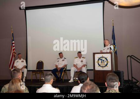 TOLLE SEEN, Illinois. (20. Mai 2022) Commander. John Carter, Naval Station Great Lakes Chaplain, hat eine Ruhestandszeremonie zu Ehren von mehr als 20 Jahren Dienst. Das 1911 eröffnete NSGL ist die größte Ausbildungseinrichtung der Marine und das einzige Boot Camp der Marine. Die Anlage befindet sich auf über 1600 Morgen Land mit Blick auf Lake Michigan und umfasst 1.153 Gebäude, davon 39 im National Register of Historic Places. NSGL unterstützt über 50 Mandantenbefehle und -Elemente sowie über 20.000 Seeleute, Marines, Soldaten und Zivilisten des Verteidigungsministeriums, die an der Anlage leben und arbeiten. Stockfoto