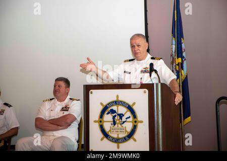 TOLLE SEEN, Illinois. (20. Mai 2022) Commander. John Carter, Naval Station Great Lakes Chaplain, hat eine Ruhestandszeremonie zu Ehren von mehr als 20 Jahren Dienst. Das 1911 eröffnete NSGL ist die größte Ausbildungseinrichtung der Marine und das einzige Boot Camp der Marine. Die Anlage befindet sich auf über 1600 Morgen Land mit Blick auf Lake Michigan und umfasst 1.153 Gebäude, davon 39 im National Register of Historic Places. NSGL unterstützt über 50 Mandantenbefehle und -Elemente sowie über 20.000 Seeleute, Marines, Soldaten und Zivilisten des Verteidigungsministeriums, die an der Anlage leben und arbeiten. Stockfoto