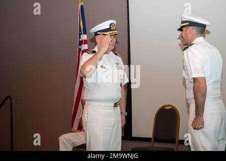 TOLLE SEEN, Illinois. (20. Mai 2022) Commander. John Carter, Naval Station Great Lakes Chaplain, hat eine Ruhestandszeremonie zu Ehren von mehr als 20 Jahren Dienst. Das 1911 eröffnete NSGL ist die größte Ausbildungseinrichtung der Marine und das einzige Boot Camp der Marine. Die Anlage befindet sich auf über 1600 Morgen Land mit Blick auf Lake Michigan und umfasst 1.153 Gebäude, davon 39 im National Register of Historic Places. NSGL unterstützt über 50 Mandantenbefehle und -Elemente sowie über 20.000 Seeleute, Marines, Soldaten und Zivilisten des Verteidigungsministeriums, die an der Anlage leben und arbeiten. Stockfoto