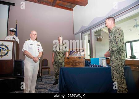 TOLLE SEEN, Illinois. (20. Mai 2022) Commander. John Carter, Naval Station Great Lakes Chaplain, hat eine Ruhestandszeremonie zu Ehren von mehr als 20 Jahren Dienst. Das 1911 eröffnete NSGL ist die größte Ausbildungseinrichtung der Marine und das einzige Boot Camp der Marine. Die Anlage befindet sich auf über 1600 Morgen Land mit Blick auf Lake Michigan und umfasst 1.153 Gebäude, davon 39 im National Register of Historic Places. NSGL unterstützt über 50 Mandantenbefehle und -Elemente sowie über 20.000 Seeleute, Marines, Soldaten und Zivilisten des Verteidigungsministeriums, die an der Anlage leben und arbeiten. Stockfoto