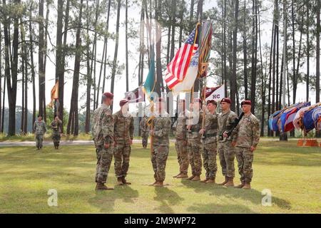 Kommandoleiter Major David P. Hanson, auf der nächsten Station Kommandofeldwebel Major, bereitet sich darauf vor, die Farben von Brig zu empfangen. General David S. Doyle, Joint Readiness Training Center und Fort Polk, kommandierender General, verkündet seine Übernahme der Verantwortung bei einer Zeremonie am 20. Mai im Warrior Field. Stockfoto