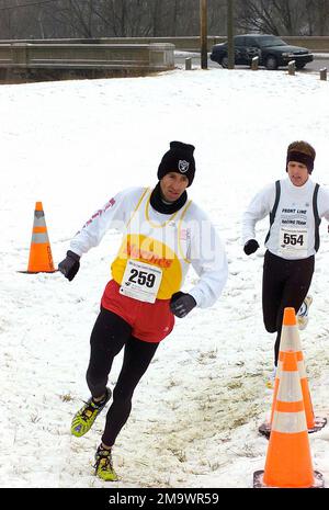040207-M-0267C-005. US Marine Corps (USMC) Major (MAJ) Michael Conover ist Mitglied des All Marine Cross Country Teams und nimmt während der Winter Armed Forces Cross-Country Championship in Indianapolis, Indiana (IN) am 4K-Rennen der Männer Teil. Stockfoto