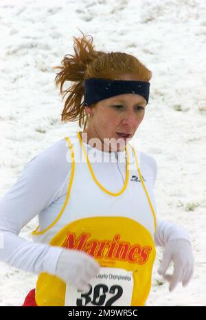 040207-M-0267C-007. US Marine Corps (USMC) Captain (CPT) Megan Mason, Mitglied des All Marine Cross Country Teams, tritt während der Winter Armed Forces Cross-Country Championship in Indianapolis, Indiana (IN), beim 8k-Rennen der Frauen an. Stockfoto