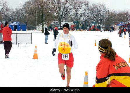 040208-M-0267C-005. KAPITÄN des US Marine Corps (USMC) (CPT) Lauren Edwards (Vordergrund), jubelt Major (MAJ) Alexander G. Hetherington an, der am Men's Winter Armed Forces Cross Country Championship 12k in Indianapolis, Indiana (IN), teilnimmt. Stockfoto