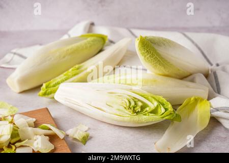 Frischer Endivie auf hellem Hintergrund Stockfoto