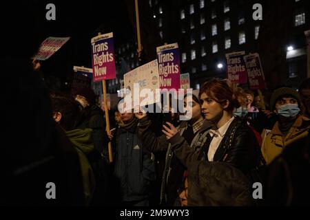 London, Großbritannien. 18. Januar 2023. Während der Kundgebung in der Downing Street werden Demonstranten mit Plakaten gesehen. Menschen aus der transgender Community versammelten sich in der Downing Street zu einer Kundgebung, um Schottlands Gender-Reform-Gesetzesentwurf durch die britische Regierung zu blockieren. Das neue Gesetz zur Anerkennung der Geschlechter wurde im Dezember 2022 im schottischen Parlament verabschiedet, aber die britische Regierung berief sich am 16. Januar 2023 auf Abschnitt 35 des Schottland Act von 1998, der es der britischen Regierung erlaubt, zu verbieten, dass ein Gesetz Gesetz Gesetz wird. Kredit: SOPA Images Limited/Alamy Live News Stockfoto