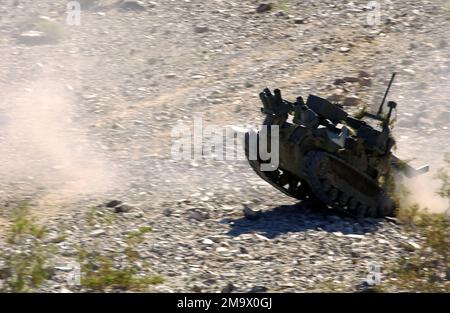 Ein Gladiator des US Marine Corps (USMC), ein taktisches unbemanntes Landfahrzeug (TUGV), wird verwendet, um während einer Feuerübung Munition auf den Machine Gun Hill zu transportieren. Machine Gun Hill befindet sich auf der Range 410A im Marine Corps Air Ground Combat Center (MCAGCC) Marine Air Ground Task Force Training Center (MAGTFTC) 29 Palms, Kalifornien (Kalifornien). Basis: MCAGCC, Twentynine Palms Bundesstaat: Kalifornien (CA) Land: Vereinigte Staaten von Amerika (USA) Stockfoto