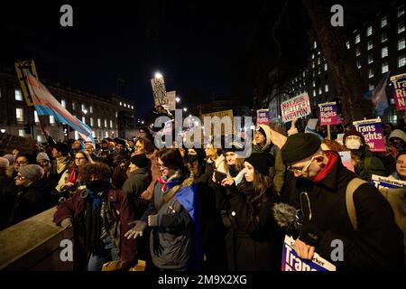 London, Großbritannien. 18. Januar 2023. Demonstranten versammeln sich während der Demonstration in der Downing Street. Menschen aus der transgender Community versammelten sich in der Downing Street zu einer Kundgebung, um Schottlands Gender-Reform-Gesetzesentwurf durch die britische Regierung zu blockieren. Das neue Gesetz zur Anerkennung der Geschlechter wurde im Dezember 2022 im schottischen Parlament verabschiedet, aber die britische Regierung berief sich am 16. Januar 2023 auf Abschnitt 35 des Schottland Act von 1998, der es der britischen Regierung erlaubt, zu verbieten, dass ein Gesetz Gesetz Gesetz wird. (Foto: Hesther Ng/SOPA Images/Sipa USA) Guthaben: SIPA USA/Alamy Live News Stockfoto