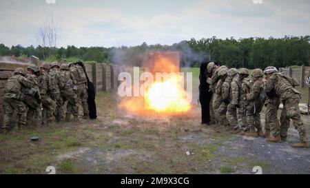 Soldaten der 1036. Engineer Company, einer Light Sapper Company, zünden eine Uli Knot Slider Anklage, um während des jährlichen Trainings in Camp Joseph T. Robinson, North Little Rock, Arche, eine Stahltür zu durchbrechen. (Foto von Staff Sgt. Brett McNeal, 119. Einheit Mobile Public Affairs, Arkansas Army National Guard) Stockfoto