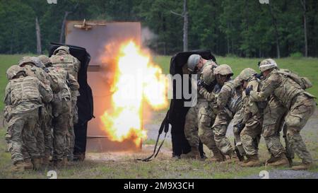 Soldaten sind Teil der 1036. Engineer Company; eine Einheit, die als Light Sapper Company bezeichnet wird, zündet eine Donut-Anklage an einer Stahltür, um während einer Übung in Camp Joseph T. Robinson, North Little Rock, Arche, zu brechen. (Foto von Staff Sgt. Brett McNeal, 119. Einheit Mobile Public Affairs, Arkansas Army National Guard) Stockfoto