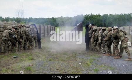 Soldaten der 1036. Engineer Company, einer Light Sapper Company, zünden eine Uli Knot Slider Anklage, um während des jährlichen Trainings in Camp Joseph T. Robinson, North Little Rock, Arche, eine Stahltür zu durchbrechen. (Foto von Staff Sgt. Brett McNeal, 119. Einheit Mobile Public Affairs, Arkansas Army National Guard) Stockfoto