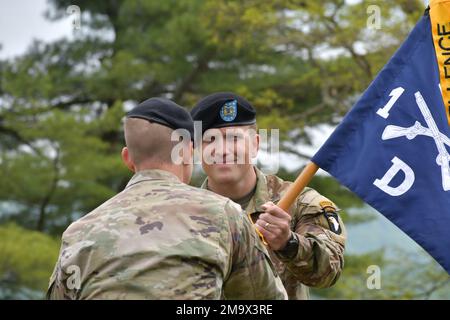 Captain Pace Murray, 2016 US-Dollar Absolvent der Militärakademie, leitet Soldaten der Dragon Company, 1. Bataillon, 187. Infanterie-Regiment, 3. Brigaden-Kampfteam 'Rakkasans', 101. Luftwaffe (Luftangriff), während des Cadet Summer Training 2022. Stockfoto