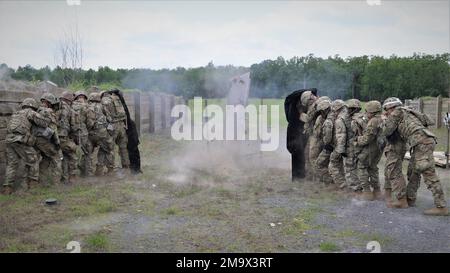 Soldaten der 1036. Engineer Company, einer Light Sapper Company, zünden eine Uli Knot Slider Anklage, um während des jährlichen Trainings in Camp Joseph T. Robinson, North Little Rock, Arche, eine Stahltür zu durchbrechen. (Foto von Staff Sgt. Brett McNeal, 119. Einheit Mobile Public Affairs, Arkansas Army National Guard) Stockfoto