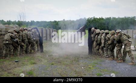 Soldaten der 1036. Engineer Company, einer Light Sapper Company, zünden eine Uli Knot Slider Anklage, um während des jährlichen Trainings in Camp Joseph T. Robinson, North Little Rock, Arche, eine Stahltür zu durchbrechen. (Foto von Staff Sgt. Brett McNeal, 119. Einheit Mobile Public Affairs, Arkansas Army National Guard) Stockfoto