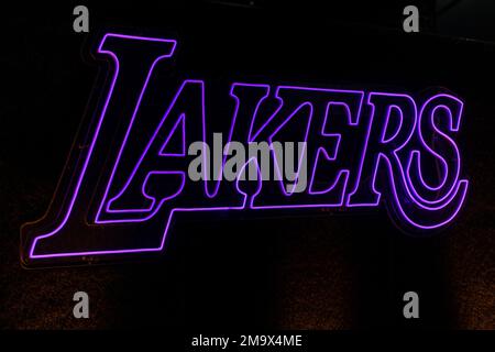 Los Angeles, USA. 18. Januar 2023. Der Schriftzug „Lakers“ aus Leuchtstoffröhren in den Katakomben der Arena von crypto.com in Los Angeles. Kredit: Maximilian Haupt/dpa/Alamy Live News