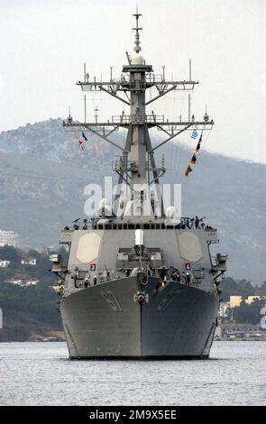 Die US Navy (USN) Arleigh Burke Class Guided Missile Destroyer USS COLE (DDG 67) trifft in Souda Bay für einen kurzen Hafenbesuch ein. Dies ist der erste Einsatz von Coles seit einem Terroranschlag auf das Schiff, bei dem 17 Crewmitglieder getötet und 39 weitere verletzt wurden, während sie im Hafen von Aden, Jemen, betankt wurden. COLE ist Teil einer Three Ship Surface Strike Group (SSG), die der USS ENTERPRISE (CVN 65) Carrier Strike Group (CSG) zugeordnet ist. (Doppeltes Bild, siehe auch DNSD0411119 oder suchen Sie nach 040121N0780F036). Basis: Souda Harbor State: Kreta Country: Griechenland (GRC) Stockfoto