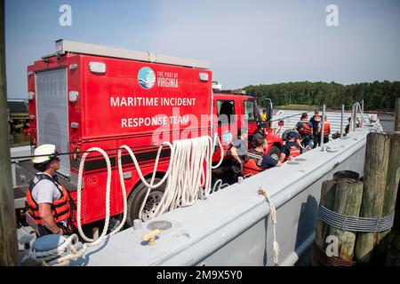 220520-F-AD372-0198 FORT EUSTIS, VIRGINIA Feuerwehrleute, die am 30. Marine Fire Fighting Symposium teilnahmen, befördern Schiffe der James River Reserve Fleet auf der Joint Base Langley-Eustis, Virginia, 20. Mai 2022. An der Schulung nahmen 100 Feuerwehrleute teil, die mehr als 50 Stunden Unterricht und praktische Schulung erhielten, die den Betrieb in der Meeresumwelt, Terminologie, Schiffe und Einrichtungen sowie die Einarbeitung von Schiffen beinhaltete. JBLE, Joint Base Langley-Eustis, Marine Fire Fighting Symposium, Maritime Feuerbekämpfung, Stockfoto