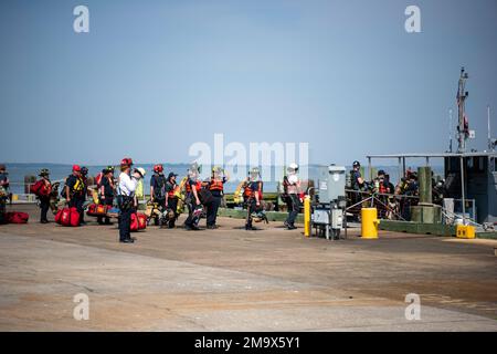 220520-F-AD372-0165 FORT EUSTIS, VIRGINIA Feuerwehrleute, die am 30. Marine Fire Fighting Symposium teilnahmen, befördern Schiffe der James River Reserve Fleet auf der Joint Base Langley-Eustis, Virginia, 20. Mai 2022. An der Schulung nahmen 100 Feuerwehrleute teil, die mehr als 50 Stunden Unterricht und praktische Schulung erhielten, die den Betrieb in der Meeresumwelt, Terminologie, Schiffe und Einrichtungen sowie die Einarbeitung von Schiffen beinhaltete. JBLE, Joint Base Langley-Eustis, Marine Fire Fighting Symposium, Maritime Feuerbekämpfung, Stockfoto