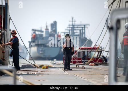 220520-F-AD372-0308 FORT EUSTIS, VIRGINIA Während des 30. Marine Fire Fighting Symposiums nutzen Landfeuerwehrleute der James River Reserve Fleet Funkkommunikation, um die Teamarbeit während eines simulierten Unfalls zu koordinieren. An der Schulung nahmen 100 Feuerwehrleute teil, die mehr als 50 Stunden Unterricht und praktische Schulung erhielten, die den Betrieb in der Meeresumwelt, Terminologie, Schiffe und Einrichtungen sowie die Einarbeitung von Schiffen beinhaltete. JBLE, Joint Base Langley-Eustis, Marine Fire Fighting Symposium, Maritime Feuerbekämpfung, Stockfoto