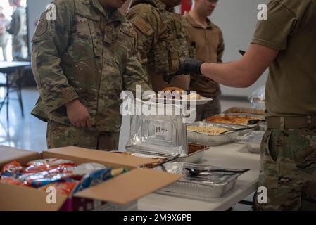 USA Air Force Airmen, die dem 432. Sicherheitsgeschwader zugeteilt sind, servieren den gefallenen Verteidigern während der Polizeiwoche am Creech Air Force Base, Nevada, am 20. Mai 2022 nach einer Gedenkfeier Essen. Die Police Week findet jährlich statt, um die Strafverfolgungsbeamten zu ehren, die in Ausübung ihrer Pflicht ihr Leben verloren haben, und die Beamten, die ihrer Gemeinde dienen und sie schützen. Stockfoto