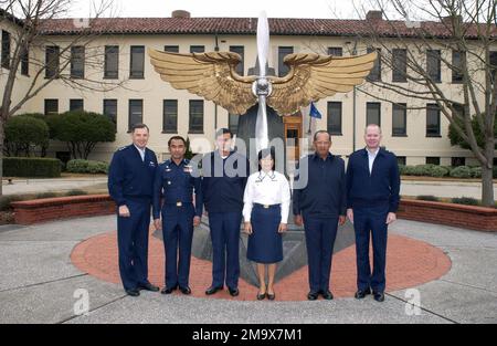 040406-F-4169T-018. [Complete] Scene Caption: Stehen Sie vor dem Requisiten & Wing Monument, das vor der Air University (Gebäude 800) am Luftwaffenstützpunkt Maxwell-Gunter (AFB), Alabama (AL) ausgestellt ist, sind (von links nach rechts): Generalleutnant Donald A. Lamontagne DER US Air Force (USAF), Befehlshaber der Air University (AU) und Direktor des Ausbildungsdienstes, Air Education and Training Command (AETC), Randolph AFB, Texas (TX); Marschall der Royal Thai Air Force (RTAF), AM, Sakda Harnyoot, Befehlshaber, RTHE Institute of Higher Education (IAF); RTAF Air Vice Marshal (AVM) Wallop Mesom Stockfoto