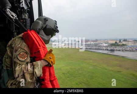 Staff Sgt. Zach Webster, Flugingenieur der 459. Airlift-Geschwader, blickt auf die Menge während des Friendship Festivals 2022 auf dem Yokota Air Base, Japan 21. Mai 2022. Das zweitägige Festival bot Besuchern die Gelegenheit, mehr über die bilaterale Partnerschaft zwischen den USA und Japan zu erfahren und gleichzeitig die Bindungen zwischen Yokota und den lokalen Gemeinschaften zu stärken. Das zweitägige Festival bot Besuchern die Gelegenheit, mehr über die bilaterale Partnerschaft zwischen den USA und Japan zu erfahren und gleichzeitig die Bindungen zwischen Yokota und den lokalen Gemeinschaften zu stärken. Yokota konnte die Veranstaltung mit Unterstützung von Japan Self-De ausrichten Stockfoto