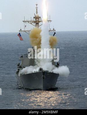 Verbeugen Sie sich vor der US Navy (USN) ARLEIGH BURKE CLASS (FLUG I): GUIDED MISSILE DESTROYER (Aegis), USS JOHN S. McCain (DDG 56), der während einer Raketenabschussübung vor der Küste von Okinawa, Japan, eine Rakete aus dem Forward Vertical Launch System abfeuert. Verbeugen Sie sich vor der US Navy (USN) ARLEIGH BURKE CLASS (FLUG I): GUIDED MISSILE DESTROYER (Aegis), USS JOHN S. McCain (DDG 56), der während einer Raketenabschussübung vor der Küste von Okinawa, Japan, eine Rakete aus dem vertikalen Vorwärtsstartsystem von shipÕs abfeuert. Stockfoto