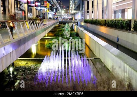 London, Großbritannien. 18. Januar 2023. Elantica The Boulder (Hintergrund) von Tom & Lien Dekywere und We could Meeting von Martin Richman (im Vordergrund). Das Winter Lights Festival kehrt nach Canary Wharf zurück und bietet 22 Neon- und LED-Installationen im Innen- und Außenbereich, die Besucher auf einem intensiven Pfad genießen können. Kredit: Elfte Stunde Fotografie/Alamy Live News Stockfoto