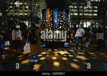 London, Großbritannien. 18. Januar 2023. Die „Stars come out at Night“-Kunstwerke von Wren Landing. Das Winter Lights Festival kehrt nach Canary Wharf zurück und bietet 22 Neon- und LED-Installationen im Innen- und Außenbereich, die Besucher auf einem intensiven Pfad genießen können. Kredit: Elfte Stunde Fotografie/Alamy Live News Stockfoto