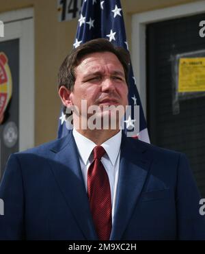 Daytona Beach Shores, Usa. 18. Januar 2023. Florida-Regierung. Ron DeSantis hält eine Pressekonferenz ab, um die Auszeichnung von $100 Millionen Dollar für die Erholung des Strandes nach den Hurrikanen Ian und Nicole in Daytona Beach Shores, Florida, bekannt zu geben. Mit den Mitteln werden Projekte zur Versorgung von Stränden in 16 Küstenbezirken unterstützt, wobei das schwer betroffene Volusia County mit über $37 Mio. € den größten Zuschuss erhält. Kredit: SOPA Images Limited/Alamy Live News Stockfoto