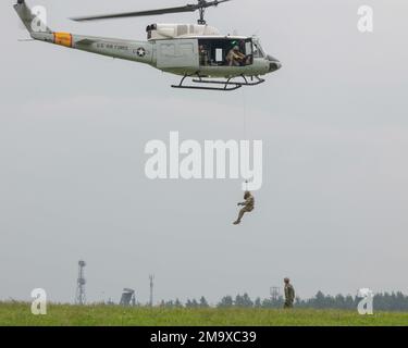 Staff Sgt. Zach Webster, 459. Airlift Squadron Special Missions Pilot, wird während des Friendship Festivals 2022 auf dem Yokota Air Base, Japan, am 21. Mai in ein UH-1N Iroquois gehoben. Die Demonstration war eines von vielen Veranstaltungen am Wochenende, bei denen die Fähigkeiten des US-Militärs gezeigt wurden. Stockfoto