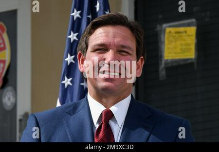 Daytona Beach Shores, Usa. 18. Januar 2023. Florida-Regierung. Ron DeSantis hält eine Pressekonferenz ab, um die Auszeichnung von $100 Millionen Dollar für die Erholung des Strandes nach den Hurrikanen Ian und Nicole in Daytona Beach Shores, Florida, bekannt zu geben. Mit den Mitteln werden Projekte zur Versorgung von Stränden in 16 Küstenbezirken unterstützt, wobei das schwer betroffene Volusia County mit über $37 Mio. € den größten Zuschuss erhält. Kredit: SOPA Images Limited/Alamy Live News Stockfoto