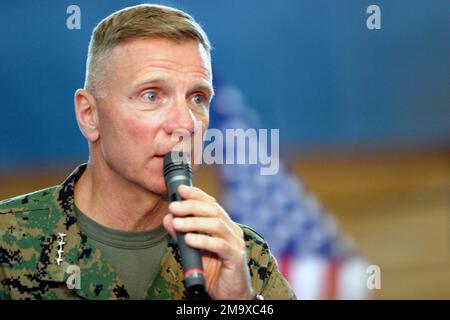 GENERAL (GEN) des US Marine Corps (USMC) Michael W. Hagee, Befehlshaber des Marine Corps, entsandte Adressen: 4. Marines Regiment (MAR REGT), 3. Marine Division (MAR DIV) und Combat Logistics Company (CLC), 3. Force Service Support Group (FSSG); Hier, um an Übung Fuji Incremental Training Program (FITP) 2004 und US Marines im Camp Fuji, Japan, teilzunehmen. Basis: Camp Fuji Staat: Honshu Land: Japan (JPN) Stockfoto