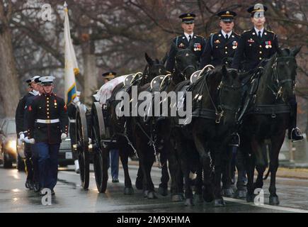 040224-N-6213R-008. [Complete] Scene Caption: Mitglieder des US Armys (USA) 3. US Infanterie Regiment (die alte Garde) Caisson Platoon, parieren den Sarg mit schwarzer Flagge, begleitet von der US Forces Honor Guard des US Navy Admiral (USN) Thomas H. Moorer, während einer Beerdigung voller militärischer Ehren auf dem Arlington National Cemetery. USN ADM Moorer, Absolvent der Marineakademie von 1933, war von 1967 bis 1970 LEITER der Marineeinsätze (CNO), woraufhin er zum Vorsitzenden der Gemeinsamen STABSCHEFS (CJCS) ernannt wurde, ein Posten, den er bis zu seinem Ruhestand 1974 innehatte. Ein ehemaliger Marineflieger, U Stockfoto