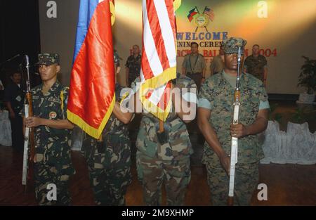 040223-M-7403H-011. [Complete] Szene Caption: The Joint US and Philippine Flag Detail, bestehend aus den Streitkräften der Philippinen (AFP), Sergeant der philippinischen Luftwaffe (PAF) (SGT) Emanuel Pastrana (links), Security Escort Group; AFP, STAFF Sergeant (SSGT) der philippinischen Armee Samuel Tabuga (zweiter von links), Security Escort Group; Sergeant (SGT) des US Marine Corps (USMC) Eric Johnson (Zweiter von rechts), Safety Officer; und USMC Lance Corporal (LCPL) Donarell Weems (rechts), Heavy Equipment Mechanic, präsentieren die Farben beider Nationen zu Beginn der Eröffnungszeremonien für die Übung BALIKATAN Stockfoto