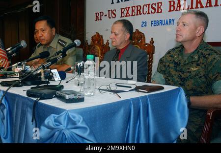 040223-M-7403H-001. [Complete] Bildunterschrift: Streitkräfte der Philippinen (AFP), Brigadegeneral der philippinischen Armee (BGEN) Rafael Romera (ganz links), Ko-Direktorin der AFP-Übung BALIKATAN 2004; AFP, PA-General (GEN) Narciso Abaya (zweiter von links und nach vorn lehnen), STABSCHEF, AFP (CSAFP); Der ehrenwerte Joseph Mussomeli (Zweiter von rechts), Stellvertretender LEITER der Mission, Botschaft der Vereinigten Staaten in Manila; und US Marine Corps (USMC) Brigadegeneral (BGEN) Kenneth Glueck (rechts), Co-Director der US-Übung BALIKATAN 2004; halten eine Pressekonferenz in der Clark Air Base (ab), Luzon Island Stockfoto