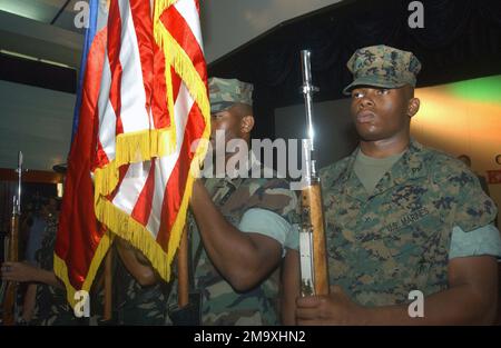 040223-M-7403H-002. [Complete] Szene Caption: The Joint US and Philippine Flag Detail, bestehend aus den Streitkräften der Philippinen (AFP), Sergeant der philippinischen Luftwaffe (PAF) (SGT) Emanuel Pastrana (links), Security Escort Group; AFP, STAFF Sergeant (SSGT) der philippinischen Armee Samuel Tabuga (zweiter von links), Security Escort Group; Sergeant (SGT) des US Marine Corps (USMC) Eric Johnson (Zweiter von rechts), Safety Officer; und USMC Lance Corporal (LCPL) Donarell Weems (rechts), Heavy Equipment Mechanic, präsentieren die Farben beider Nationen zu Beginn der Eröffnungszeremonien für die Übung BALIKATAN Stockfoto