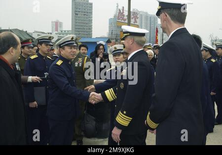 040224-N-3931M-126. [Complete] Bildunterschrift: Chinesischer Konteradmiral Xu Jiwen (Mitte links), Kommandeur, Marinestützpunkt Shanghai, begrüßt Vizeadmiral der US Navy (USN) (VADM) Robert Willard, Kommandeur der Siebten Flotte, kurz nachdem das Amphibienschiff USS BLUE RIDGE (LCC 19) in Shanghai zu einem regelmäßig geplanten Hafenbesuch eintraf. Der BLAUE KAMM besuchte die Hafenstadt zuletzt im März 2001. Shanghai, kurz Hu genannt, ist eine geschäftige Metropole an der Mündung des Jangtse. In Verbindung mit den Provinzen Jiangsu und Zhejiang im Westen ist die Stadt dem Ostchina S ausgesetzt Stockfoto