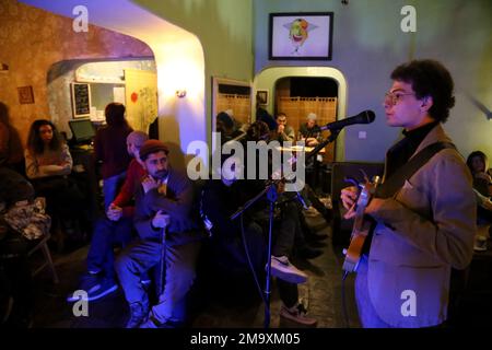 Teheran, Teheran, Iran. 18. Januar 2023. Der iranische Musiker Alin Joharchi tritt am 18. Januar 2023 in einem Café in der Innenstadt von Teheran, Iran, auf. (Kreditbild: © RouzbritFouladi/ZUMA Press Wire) NUR REDAKTIONELLE VERWENDUNG! Nicht für den kommerziellen GEBRAUCH! Stockfoto