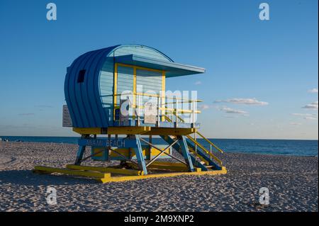 Miami Beach, Florida - 7. Januar 2023 - farbenfrohe Rettungsschwimmer-Station in South Beach an einem klaren, wolkenlosen sonnigen Morgen. Stockfoto