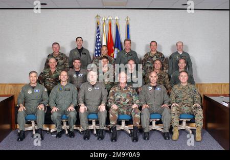 040514-F-2522R-001. [Complete] Scene Caption: In der ersten Reihe sitzen von links nach rechts: Generalmajor der US Air Force (USAF) James A. Hawkins; US Navy (USN) Konteradmiral (RADM) Jonathan W. Greenert USAF MGEN Theodore W. Lay II; US Army (USA) MGEN James M. Collins, Jr.; USAF MGEN James N. Soligan und USMC MGEN John J. McCarthy Jr. In der mittleren Reihe sitzen von links nach rechts: USA Brigadier General (BGEN) Kenneth W. Hunzeker; USAF BGEN Daniel J. Darnell; USA BGEN David M. Rodriguez; USAF MGEN Mark A. Welsh III; USMC BGEN Christian B. Cowdrey; USAF BGEN Gilmary M. Hostage III Ich stehe Stockfoto